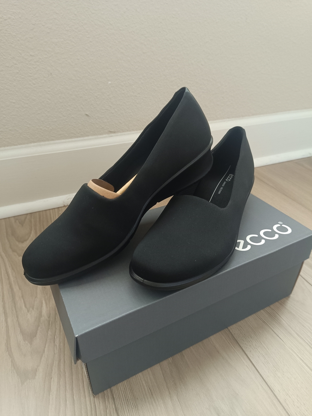 Ecco Black Slip-On Women's Comfort Flats